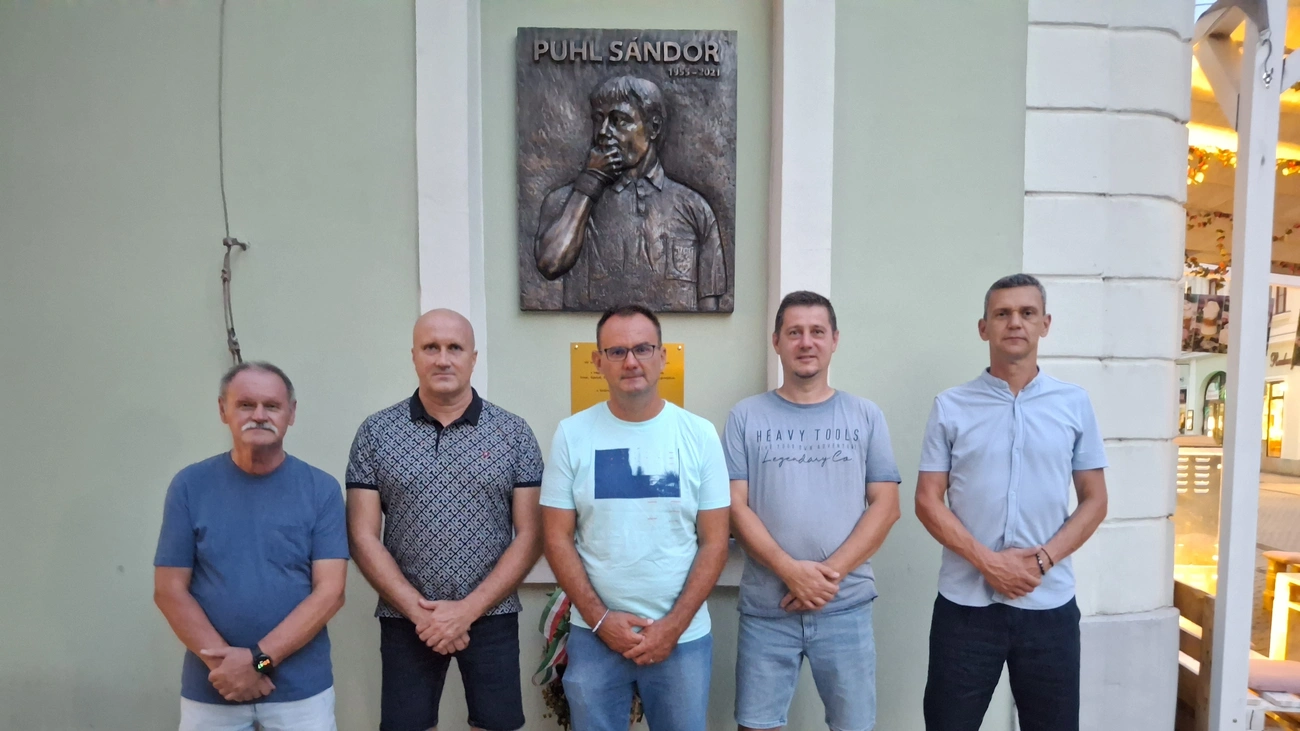 Az MLSZ vármegyei játékvezető bizottsága elnökségi tagjai Puhl Sándor emléktáblája előtt Fotó: magánarchívum