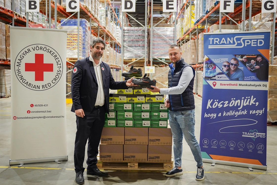 voroskereszt_trans_sped_bakancsok_adomany_2510-1.jpg