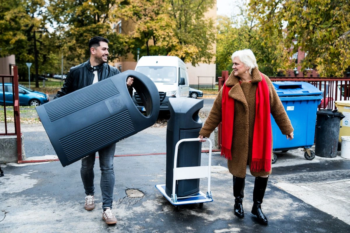 A Heim Pál Bölcsődében Matiscsák Éva alpolgármester és Klinga Dániel önkormányzati képviselő adta át az új kukákat. Fotó: Horváth Csongor