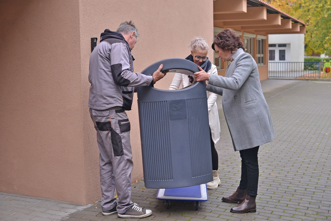 A Dózsa György úti tagóvodába Szécsényi Marianna képviselő vitte el a gyűjtőket. Fotó: Osztie Tibor