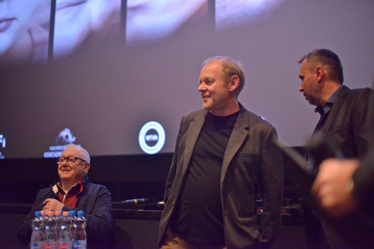 Ember maradj közönségtalálkozó, Osztie