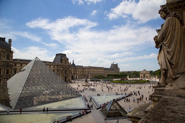 parizs_louvre_pixabay.jpg
