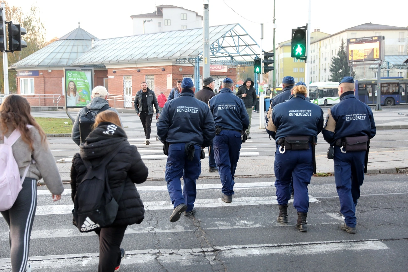 rendészeti akció az Újgyőri főtéren, Juhász Ákos