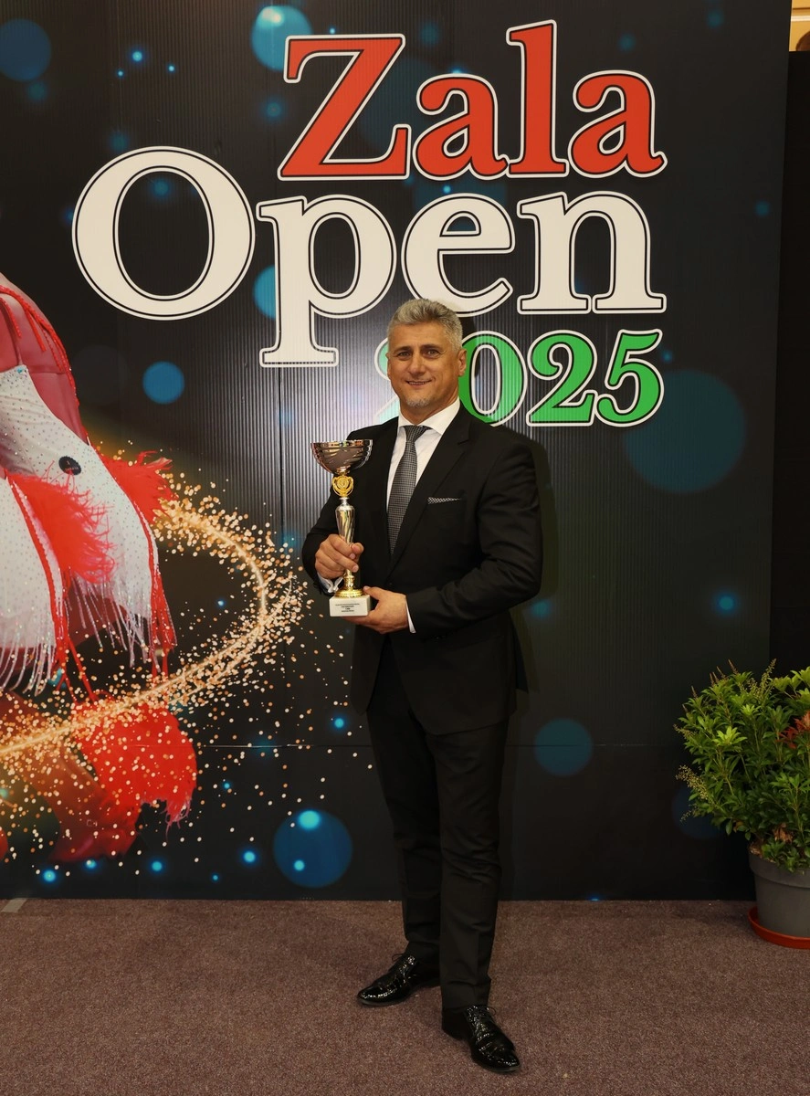 Simon Csaba, Ködmön trénere, Facebook