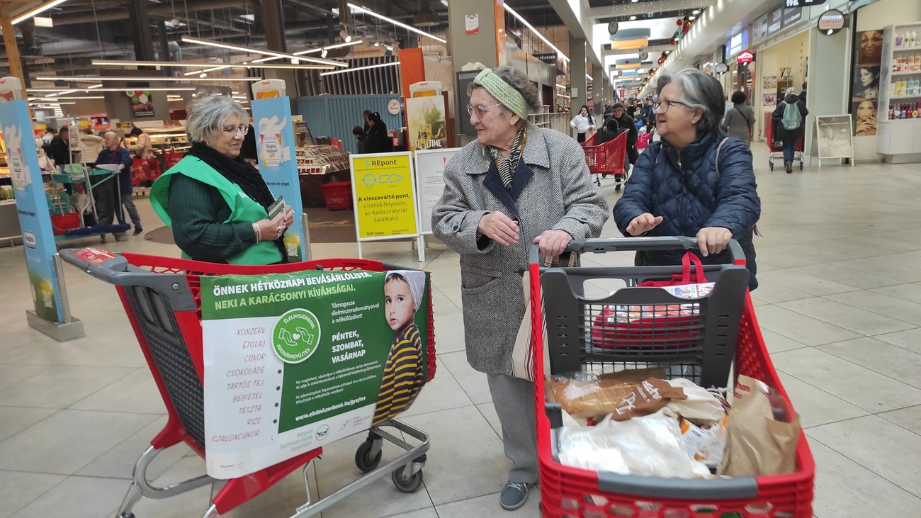 Élelmiszerbank tartósélelmiszer gyűjtése a miskolci NOE-val