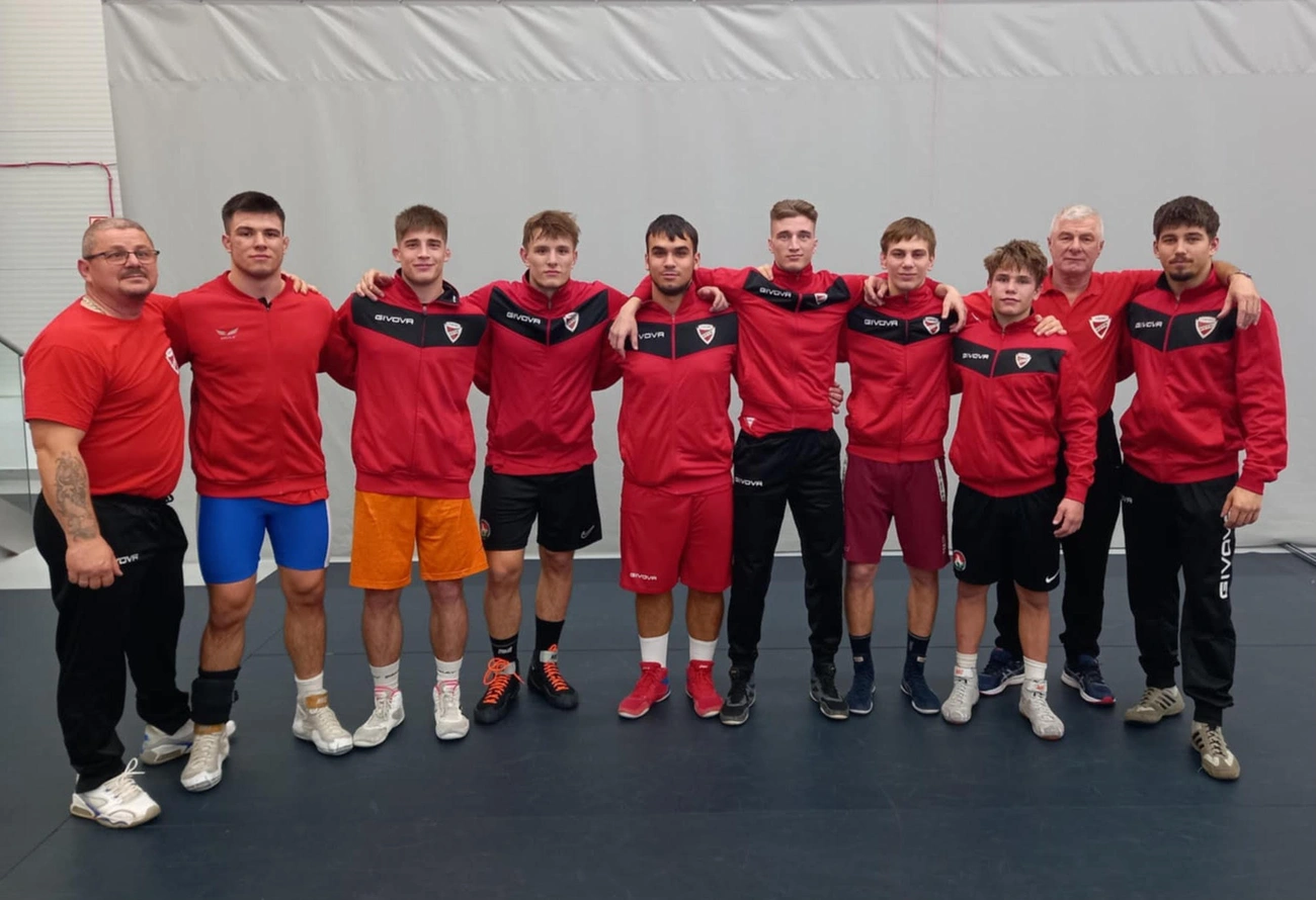 A DVTK csapata (balról): Boda Zsolt (veterán versenyző, szurkoló), Szinay Csaba, Botos Dominik, Szinay Szabolcs, Bíró Balázs, Orliczki Bendegúz, Olasz Bende, Kovács Keve, Juhász Sándor, Kádas Krisztián. Fotó: magánarchívum 