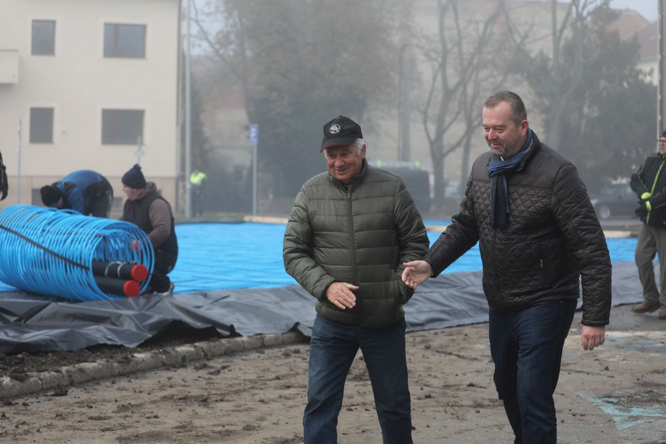 Készül a jégpálya a Szent István téren, Juhász Ákos