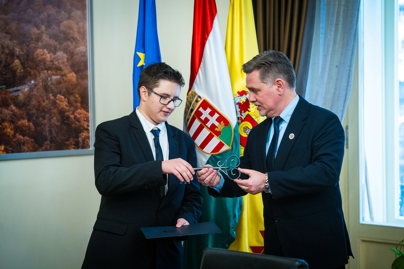 Szombaty Benedek Miskolc diákpolgármestere és Tóth-Szántai József, Miskolc polgármestere. Fotó: Horváth Csongor