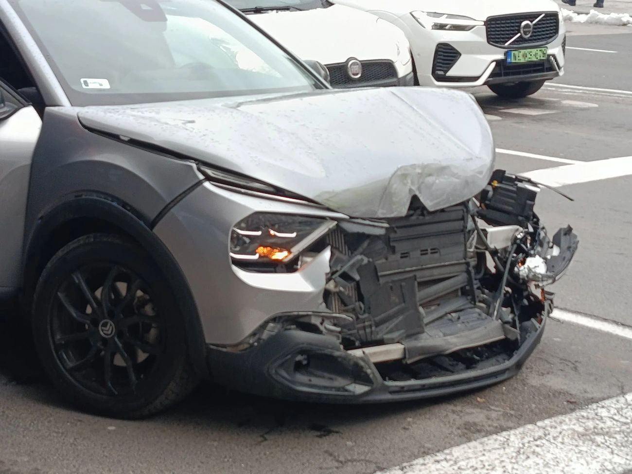 villamossal ütközött az autós