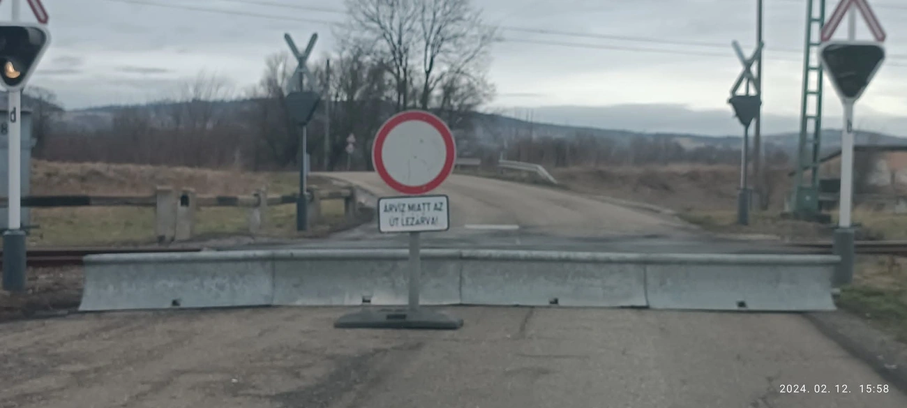 A 2603-as bekötő út árvíz miatt lezárva.