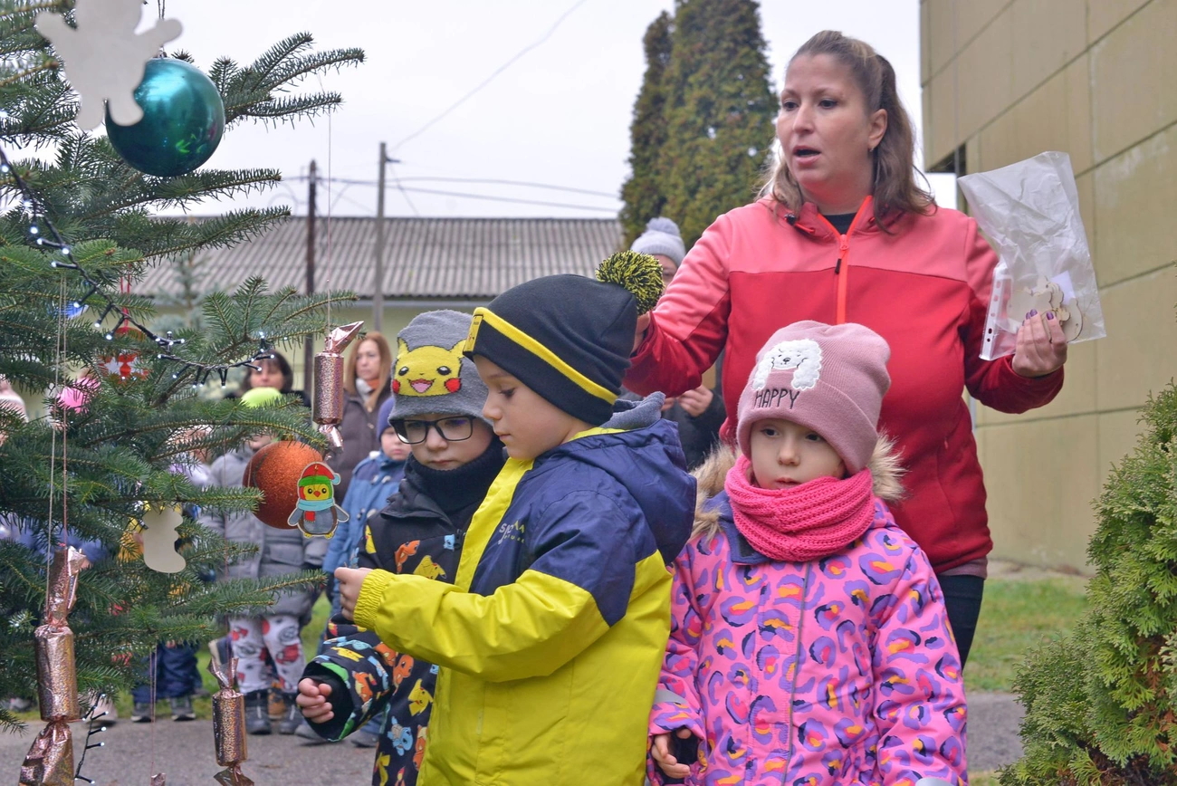 Mesevár óvodásai díszítik a karácsonyfát a MIHŐ-nél. Fotó: Osztie