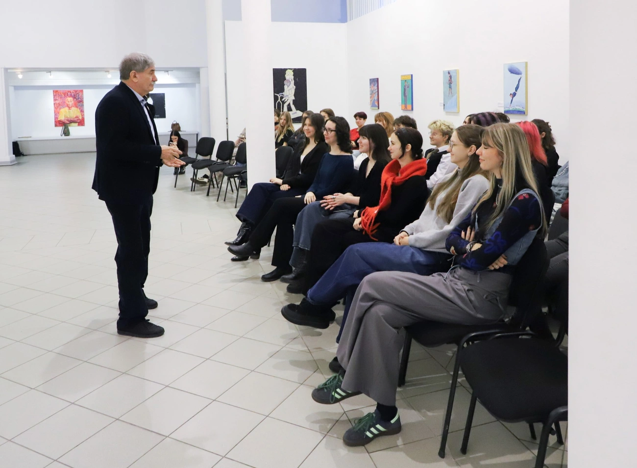 Sinkó István magyar festőművész, akvarell, grafikus művész, gipsz szobrász, tanár és művészeti író tartott rendkívüli rajzórát a Miskolci Zrínyi Ilona Gimnázium diákjainak. Fotó: Mocsári László