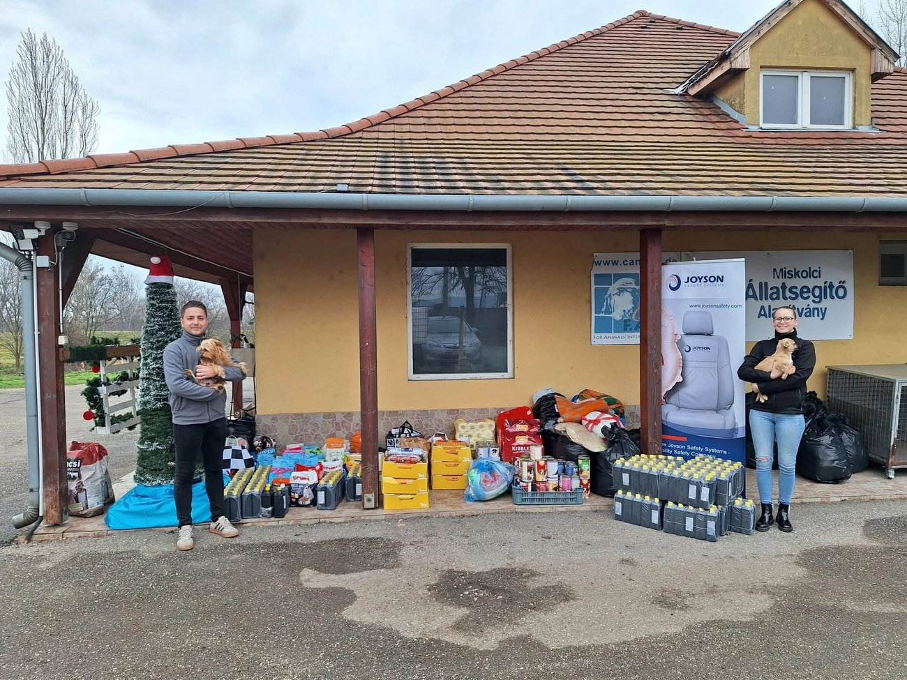 Sántha Szabolcs, a Joyson konyhájának üzletvezetője, az Ebédfutár Kft. alkalmazottja és Szabó-Fürjes Eszter, a Joyson humánerőforrás specialistája a Miskolci Állatsegítő Alapítvány telephelyén. Fotó: magánarchívum 
