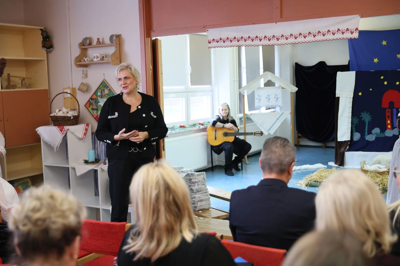 MiReHu ajándék könyv MIÓVI-nak. Fotó: Rogosz Péter