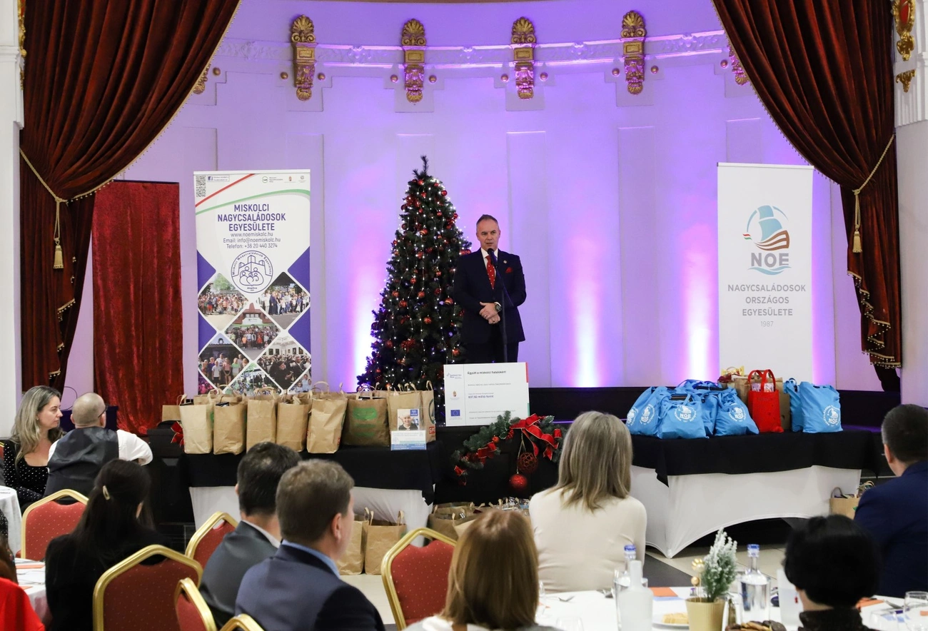 nagycsaladosok_vigado_251220ml-6.jpg (388 KB)