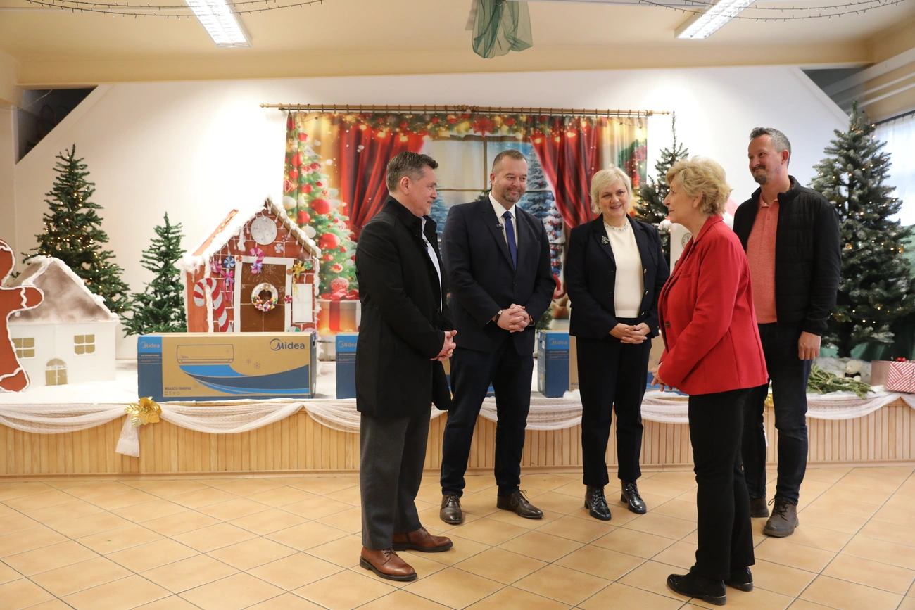 Klímaberendezések adományozása. Fotó: Juhász Ákos