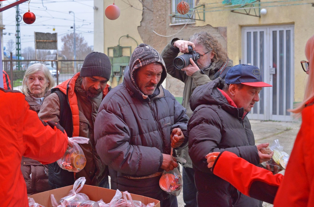 tartos_elelmiszercsomagok_atadasa_20251222-ot_08.jpg