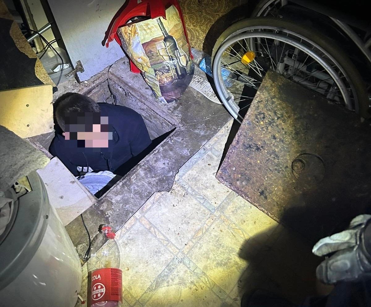 tolvaj a szerelőaknában. Fotó: Rendészeti Államtitkárság Facebook