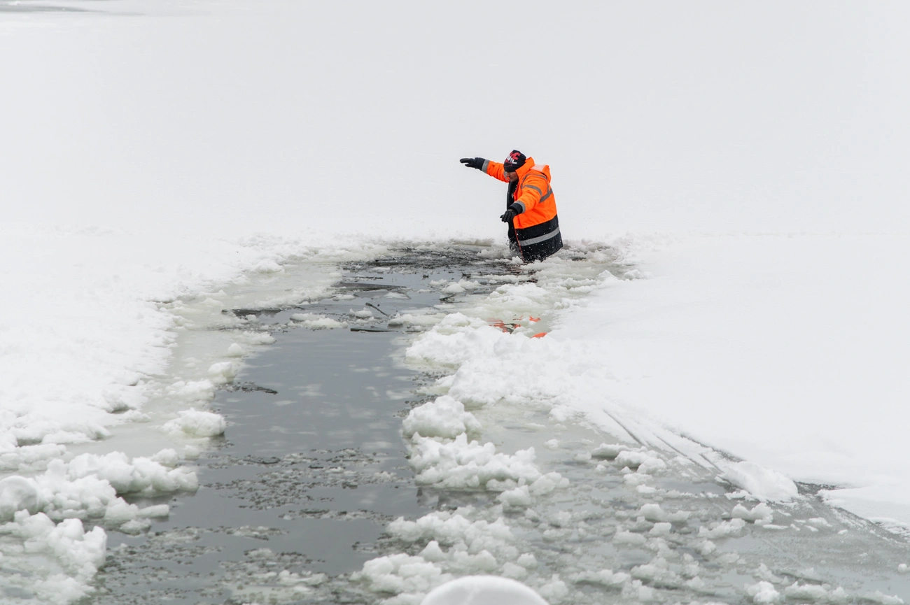 Jeges vízbe esett ember mentése. Fotó: BM Országos Katasztrófavédelmi Főigazgatóság