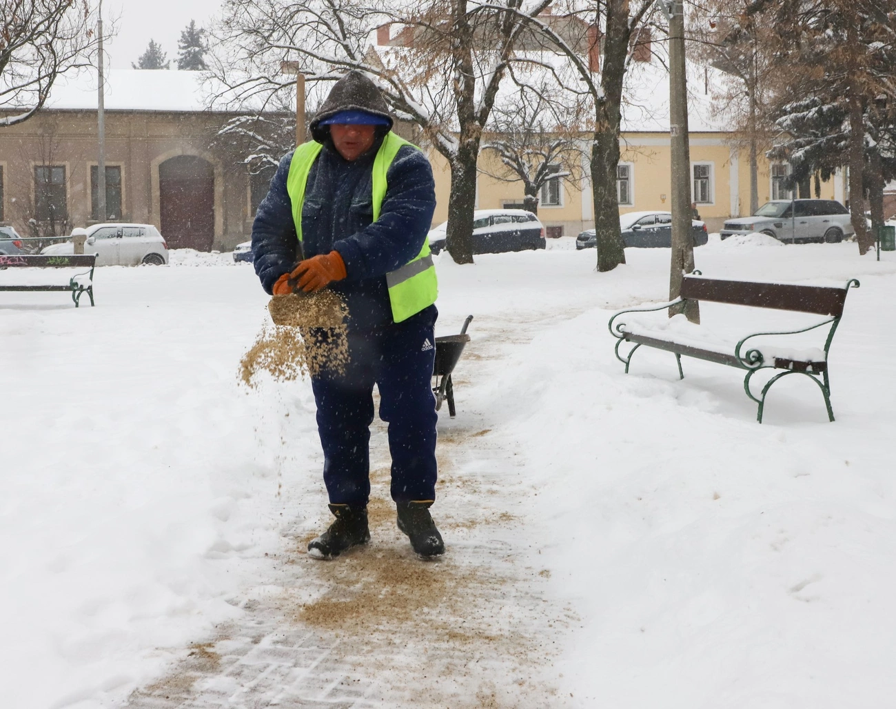 Városgazda hómunkái. Fotó: Mocsári László