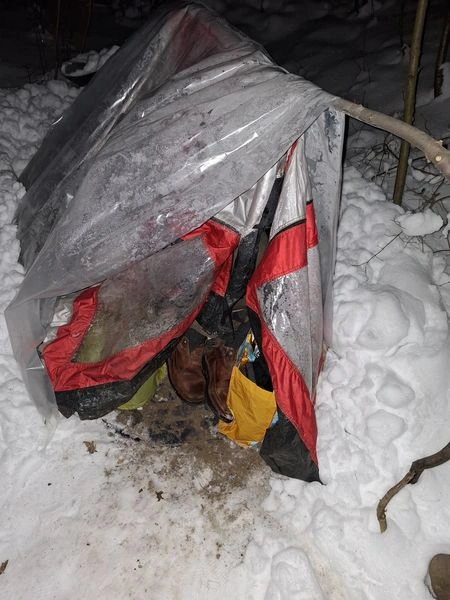 Az erdős területen felállított sátorban élt. Fotó: Borsod-Abaúj-Zemplén vármegyei rendőrség