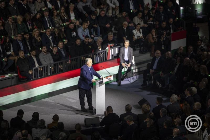 Orbán Viktor miniszterelnök, a Fidesz elnöke (k) beszédet mond a Digitális Polgári Körök által szervezett háborúellenes gyűlésen a miskolci DVTK Arénában 2026. január 17-én. MTI/Miniszterelnöki Kommunikációs Főosztály/Fischer Zoltán