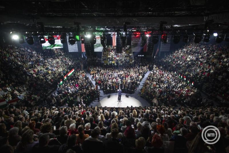 Orbán Viktor miniszterelnök, a Fidesz elnöke (k) beszédet mond a Digitális Polgári Körök által szervezett háborúellenes gyűlésen a miskolci DVTK Arénában 2026. január 17-én. MTI/Miniszterelnöki Kommunikációs Főosztály/Fischer Zoltán