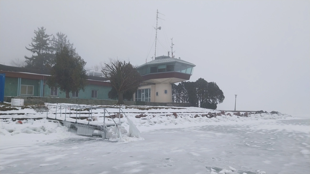 A HungaroMet mérései alapján a Siófoki Obszervatórium térségében a partközeli területeken, ahol a korábban hullott hó ráfagyott a jégre, a jégvastagság 12 cm körül van. Fotó: HungaroMet Zrt.