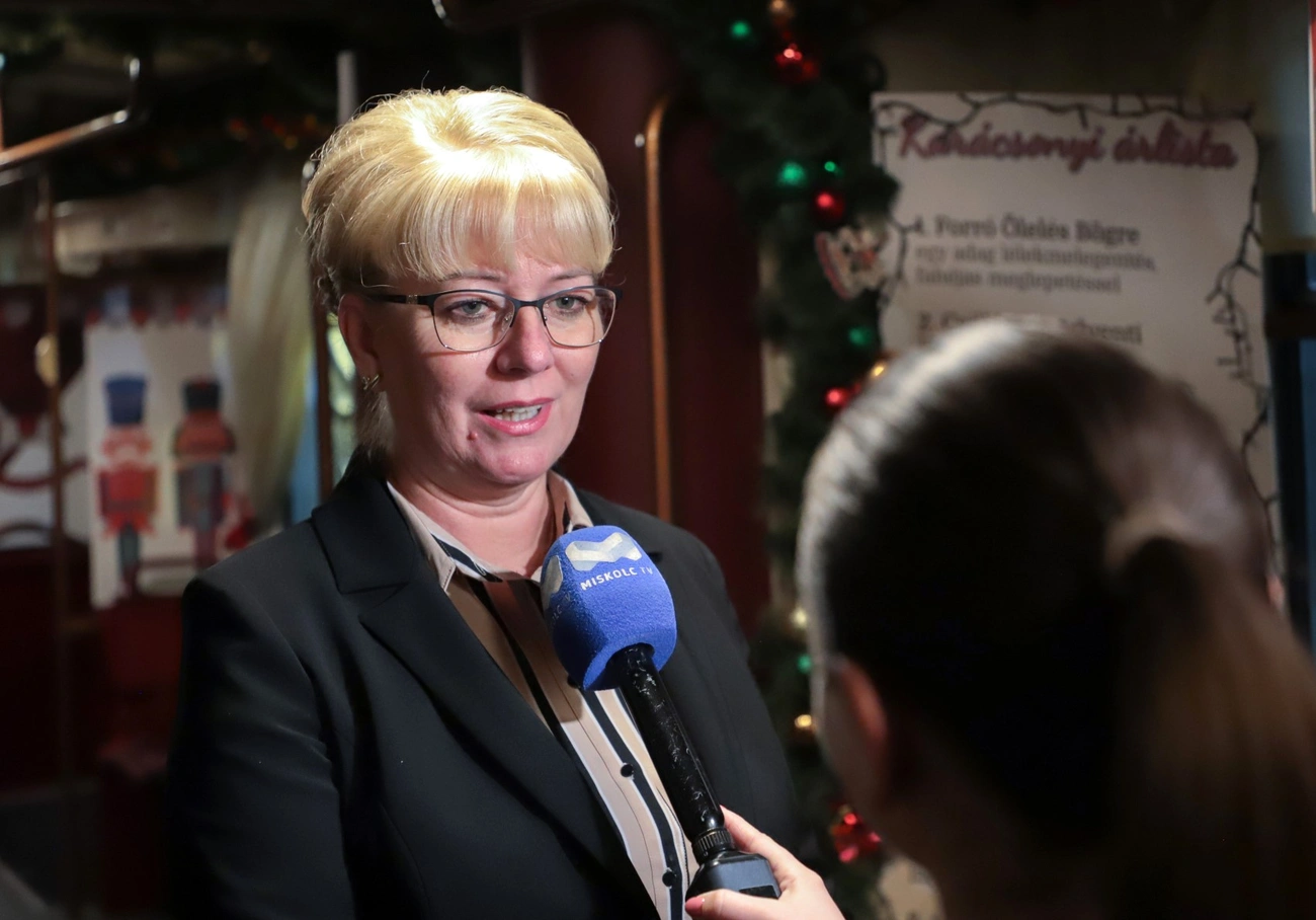 Gadnai-Bodnár Éva, MVK vezérigazgató az adventi villamoson. Fotó: Mocsári László