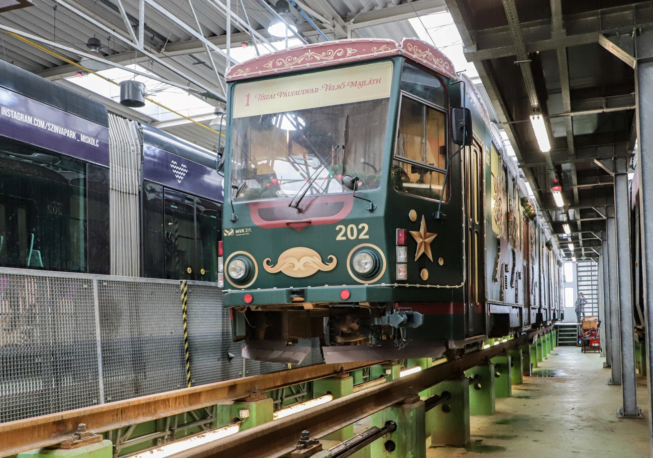 Adventi villamos a remízben. Fotó: Mocsári László