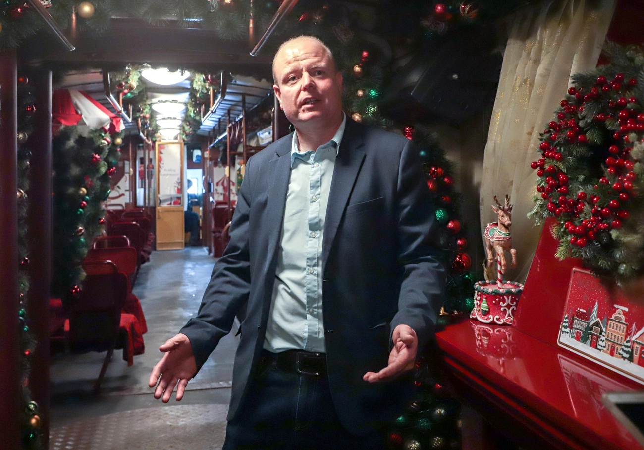 Mándy Gábor MVK üzemvezetője az adventi villamoson. Fotó: Mocsári László