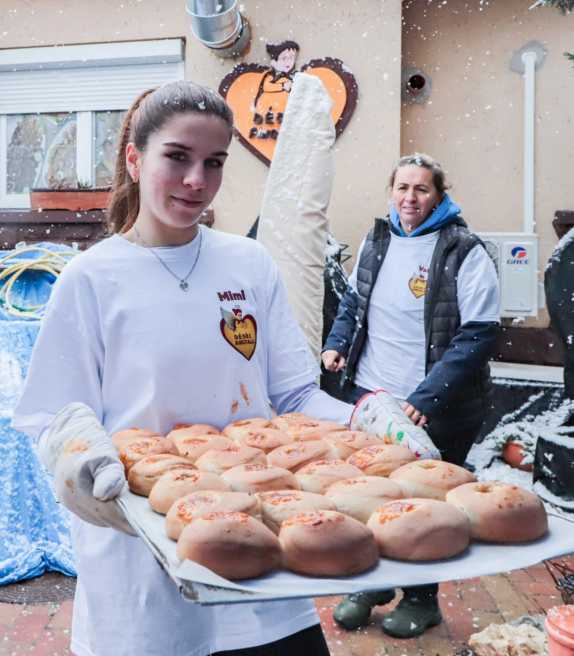 Dédike Angyalai jótékonysági fánksütés. Fotó: Mocsári László