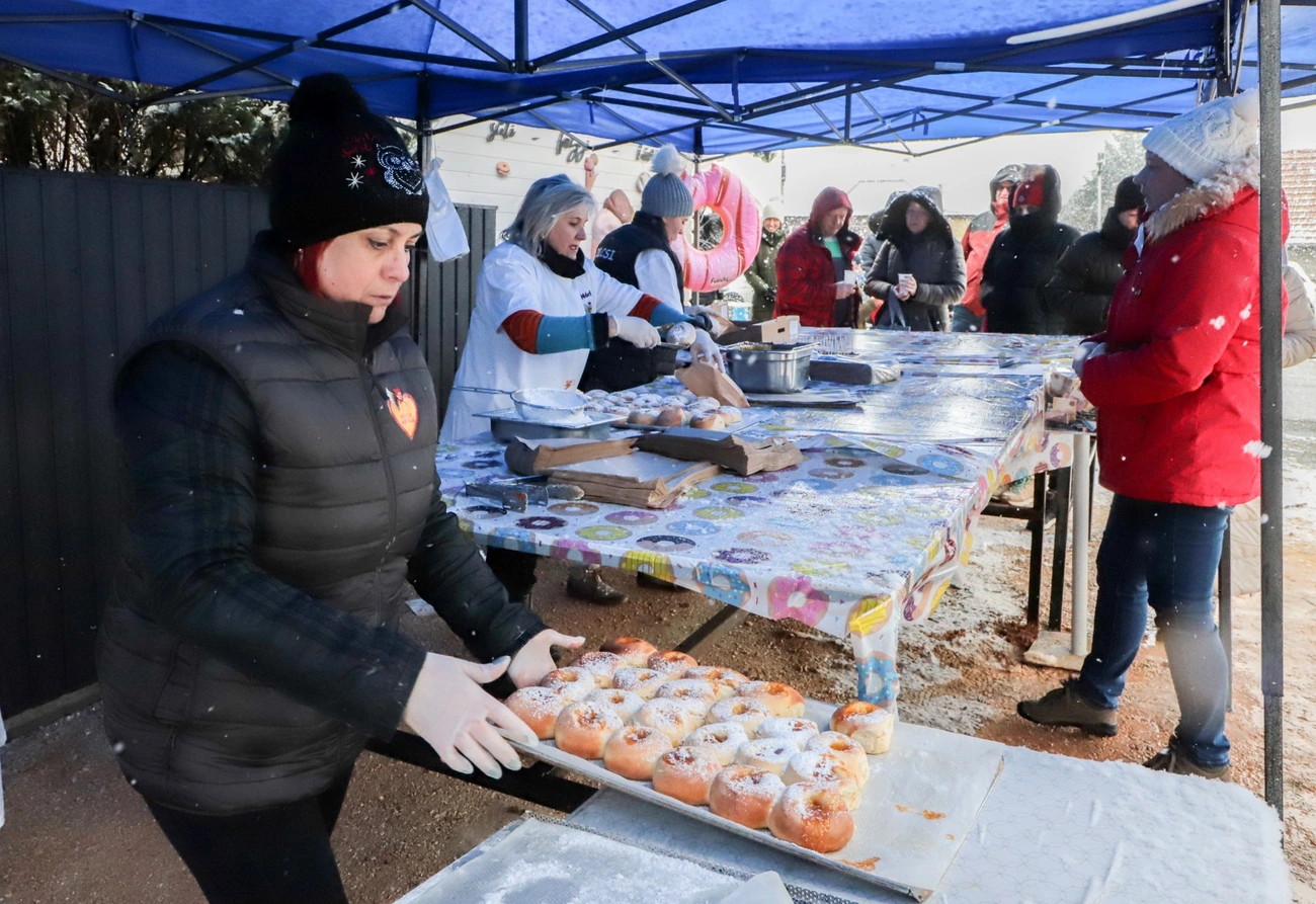 Dédike Angyalai jótékonysági fánksütés. Fotó: Mocsári László