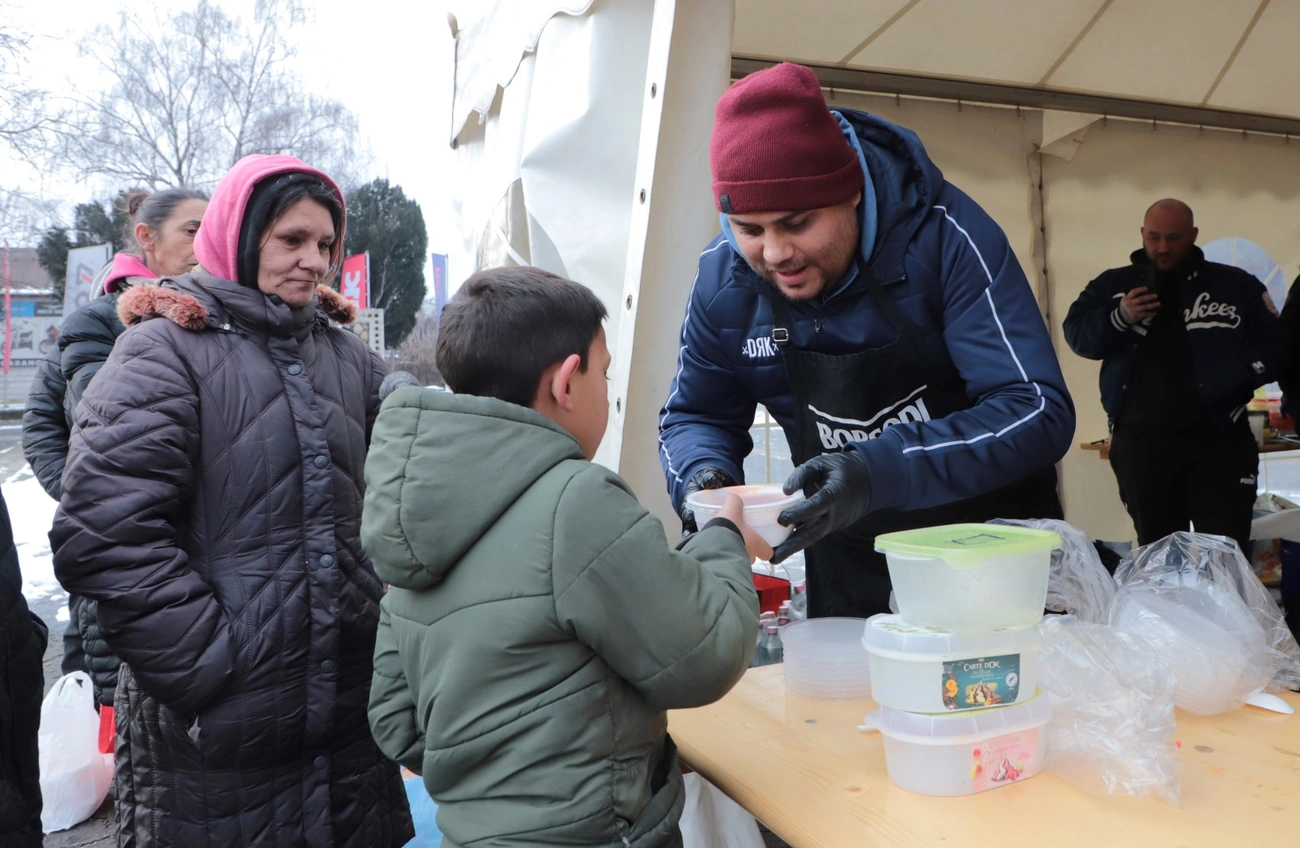 Sütni Jó Alapítvány ételosztása. Fotó: Mocsári László