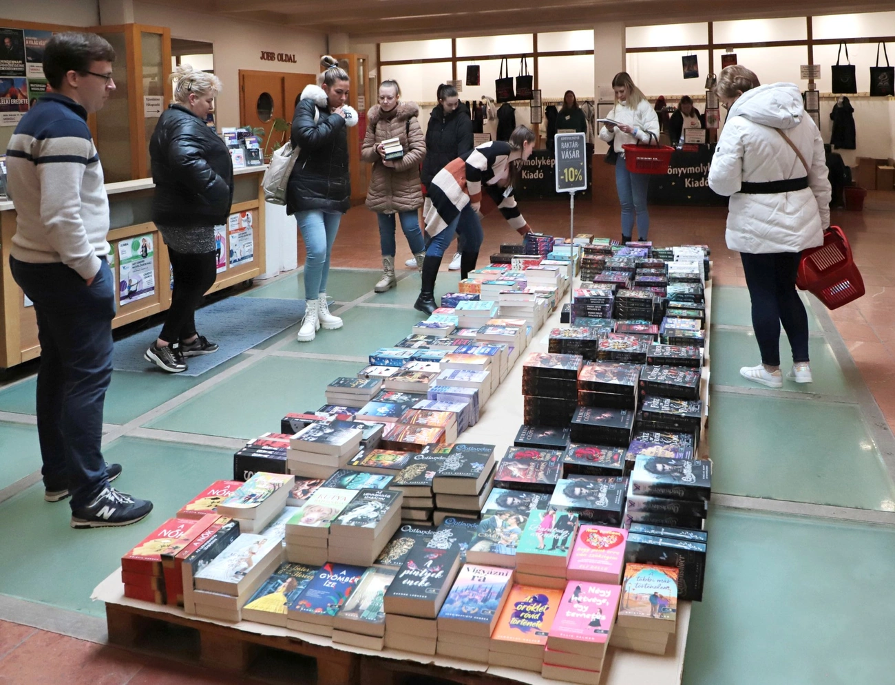 Könyvmolyképző raktárvásár az Adyban. Fotó: Mocsári László