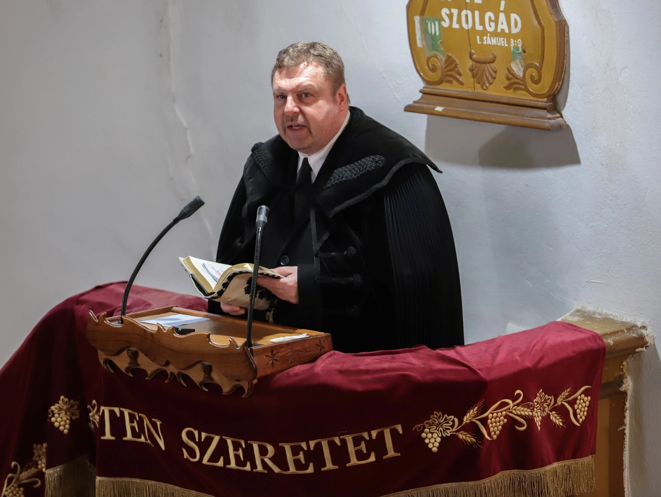 Barna Sándor református püspök a Hejőcsabai református templom hálaadó istentiszteletén. Fotó: Mocsári László