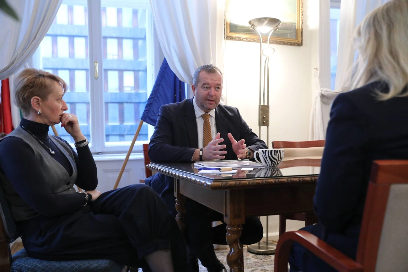 Hollósy András Czunyiné dr. Bertalan Judit társaságában van, itt: Közigazgatási és Területfejlesztési Minisztérium