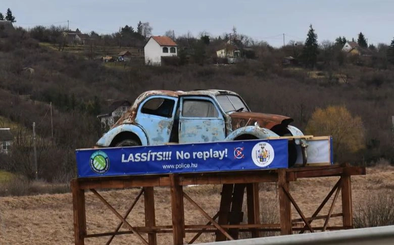 Roncsautó figyelmeztet.