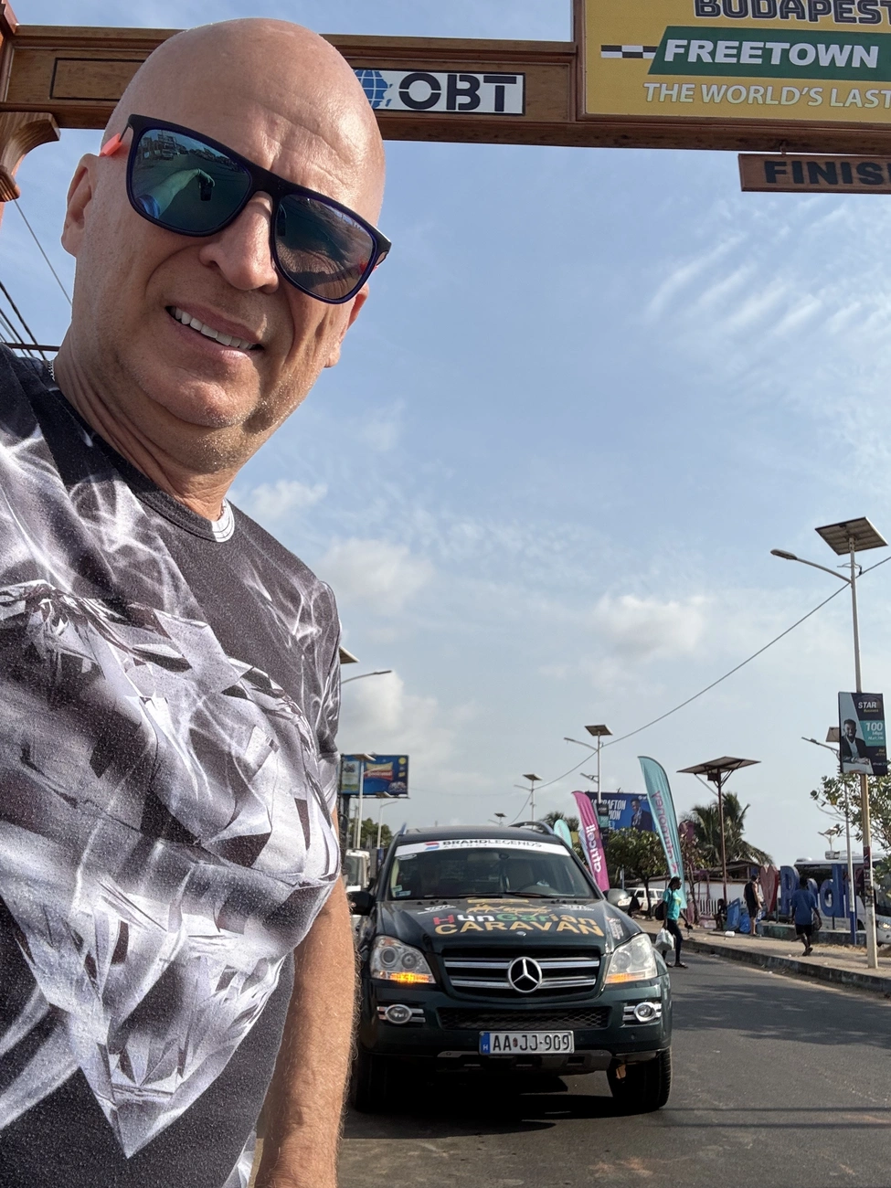 Halmi István és Garamvölgyi Zoltán teljesítette a távot, a barátaik autóját pedig szervizelik. Fotó: magánarchívum