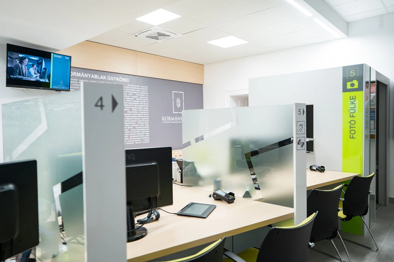 kormanyablak_.jpg