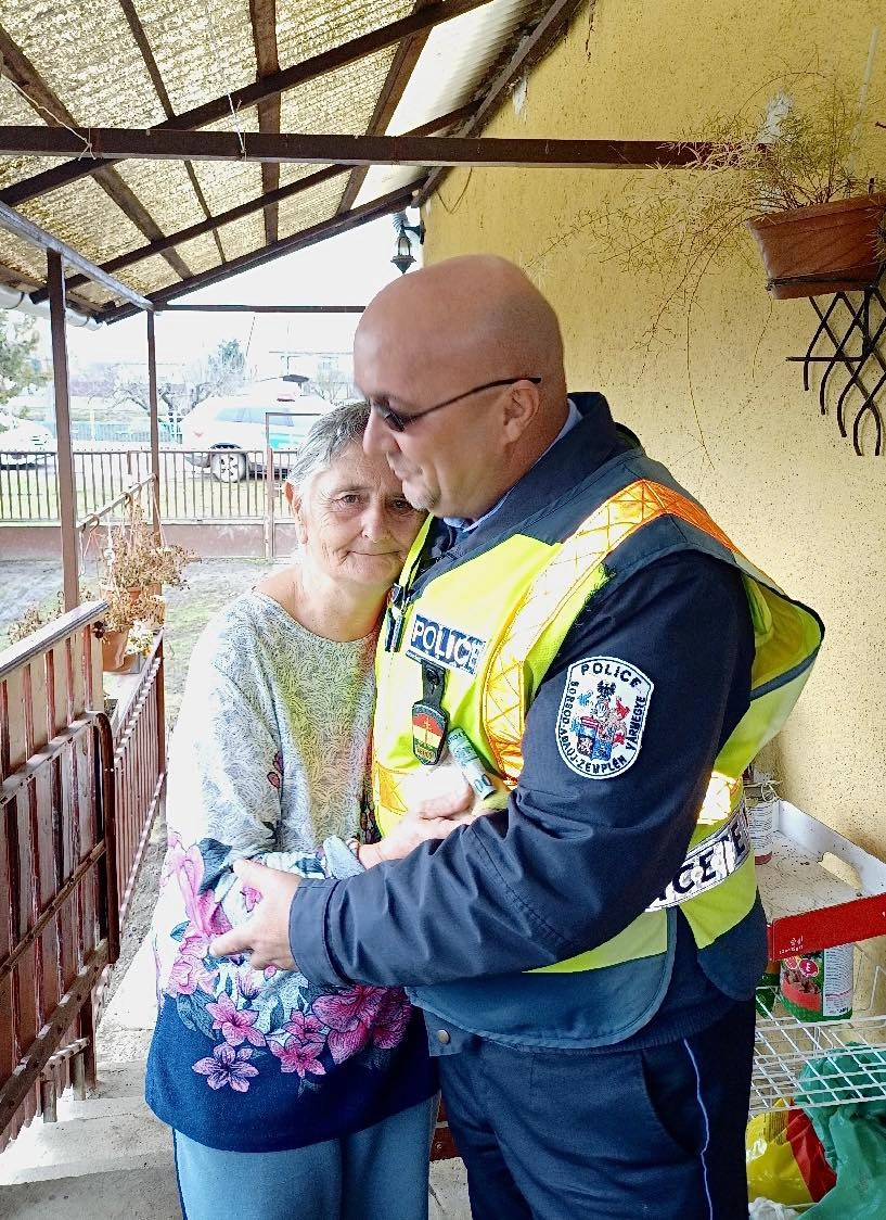 rendőr idős nénivel. Fotó: rendőrség Facebook