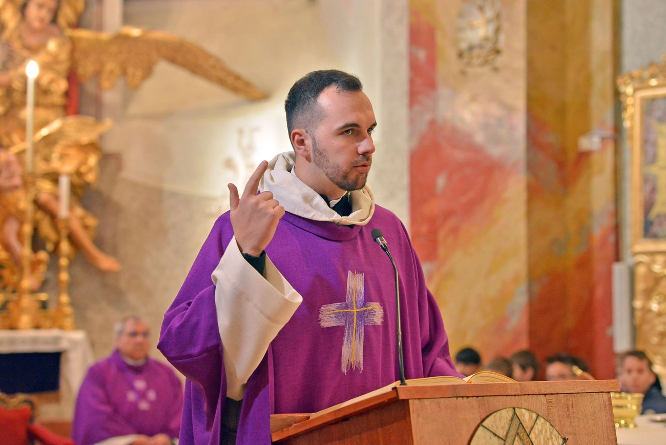 Szedmák Zoltán atya a Mindszenti templom hamvazószerdai szentmiséjén. Fotó: Osztie Tibor