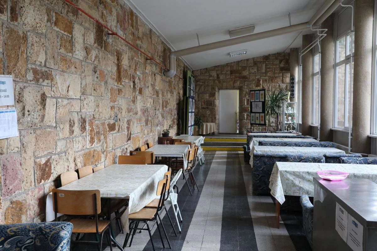 A folyosón esznek a gyerekek a Miskolctapolcai Általános Iskolában - ezen változtat Miskolc városvezetése. Fotó: Juhász Ákos