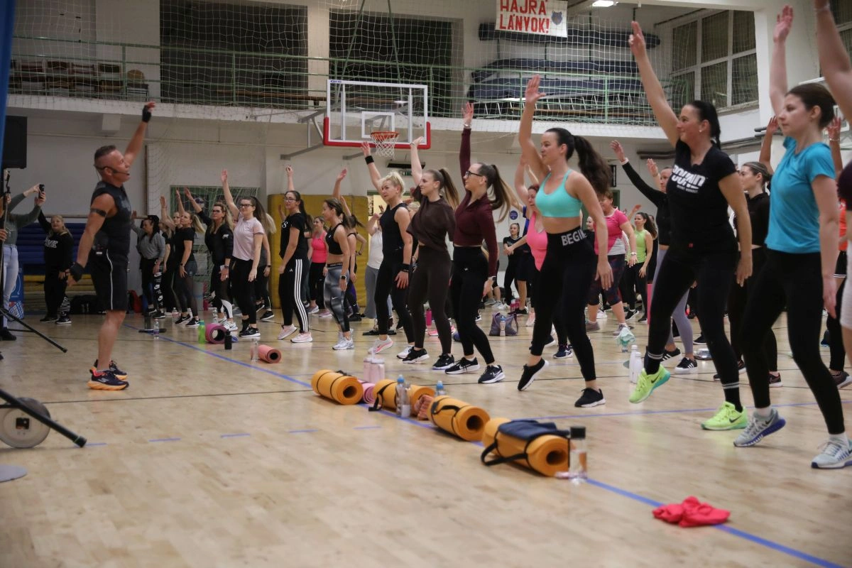 Schobert Norbert retro edzése Miskolcon. Fotó: Juhász Ákos