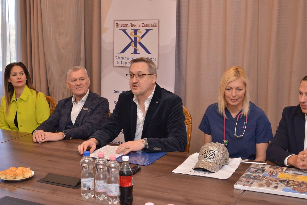 Jótékonysági baseball sapka Bamako sajttáj. Fotó: Osztie Tibor