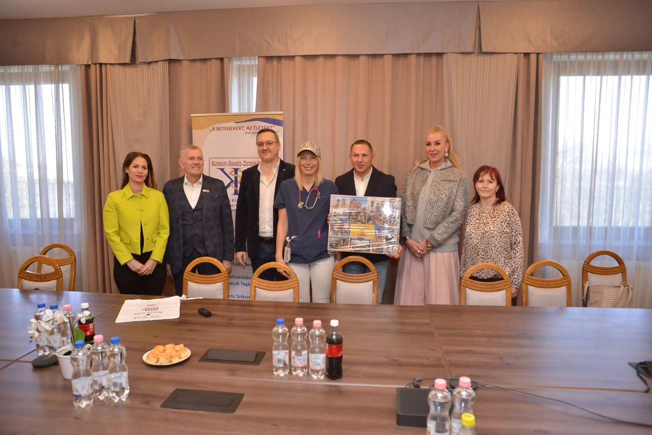 Jótékonysági baseball sapka Bamako sajttáj. Fotó: Osztie Tibor