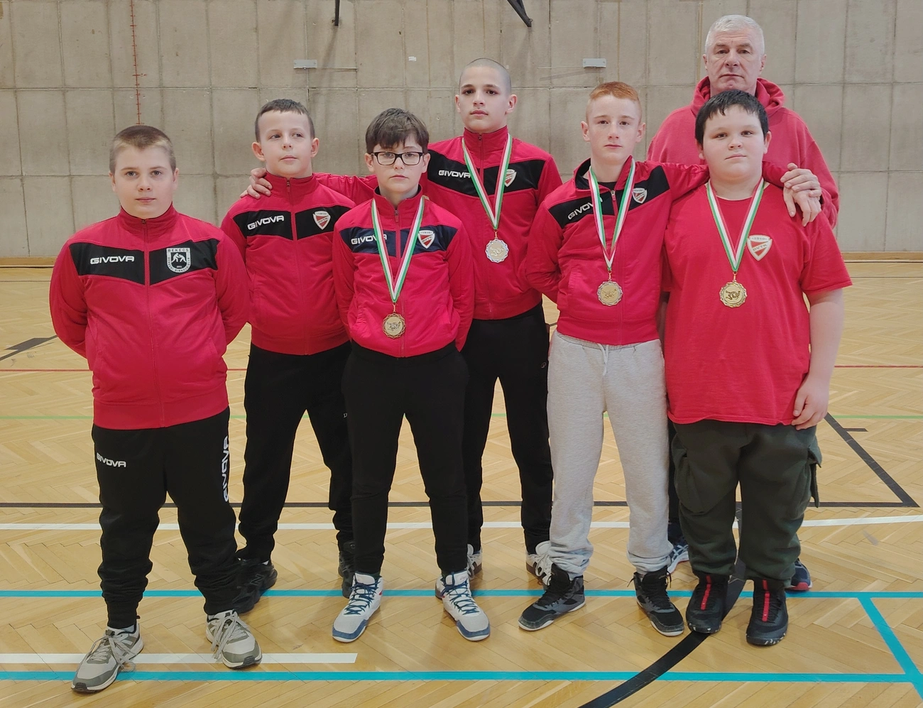 A DVTK-Miskolci Sportiskola csapata a verseny után Juhász Sándor edzővel. Fotó: magánarchívum