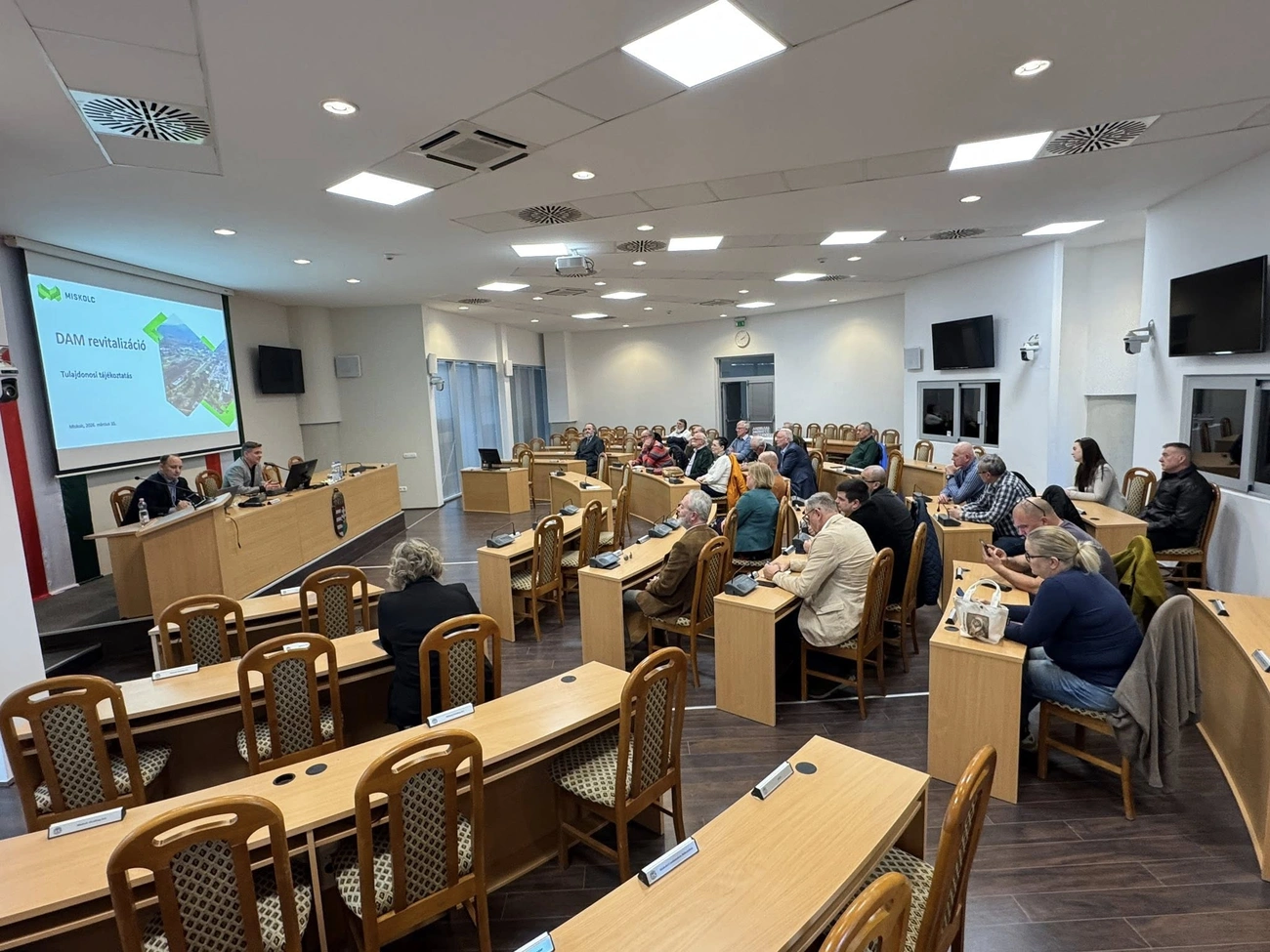 dam_megbeszeles_260310_facebook_tszj.jpg