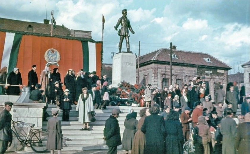 A Petőfi tér régen. Fotó: Fortepan archívum