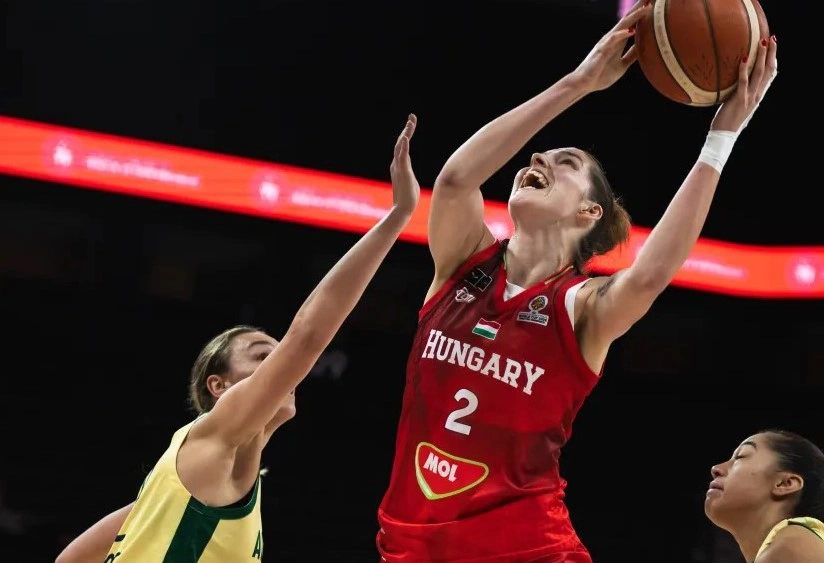 Takács-Kiss Virág harcol a labdáért. Fotó: MKOSZ